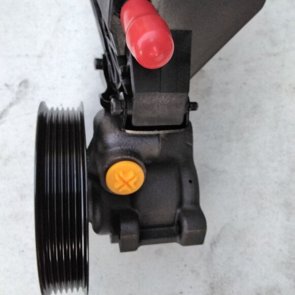 Power Steering Pump & Reservoir Assembly - Picture 9 of 10